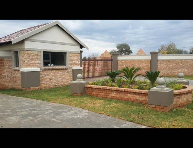 2 BEDROOM TOWNHOUSE FOR SALE IN RIVERSDALE